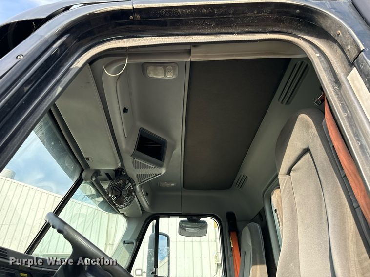 image for item OG9670 2010 Freightliner  Columbia  semi truck