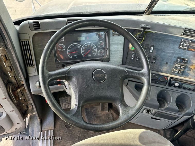 image for item OG9670 2010 Freightliner  Columbia  semi truck