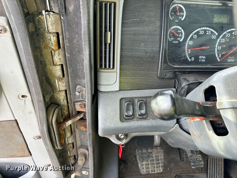 image for item OG9670 2010 Freightliner  Columbia  semi truck