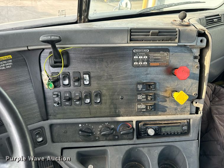 image for item OG9670 2010 Freightliner  Columbia  semi truck