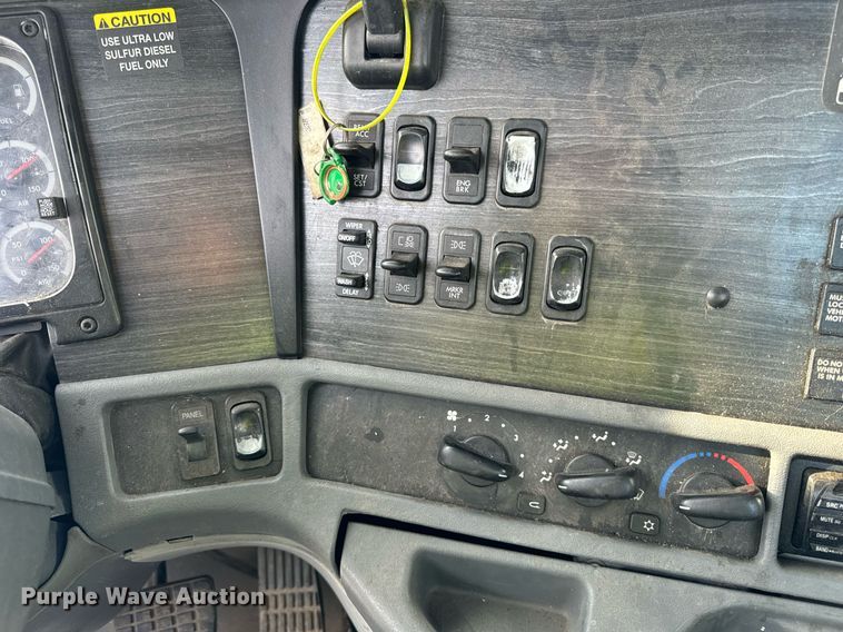 image for item OG9670 2010 Freightliner  Columbia  semi truck