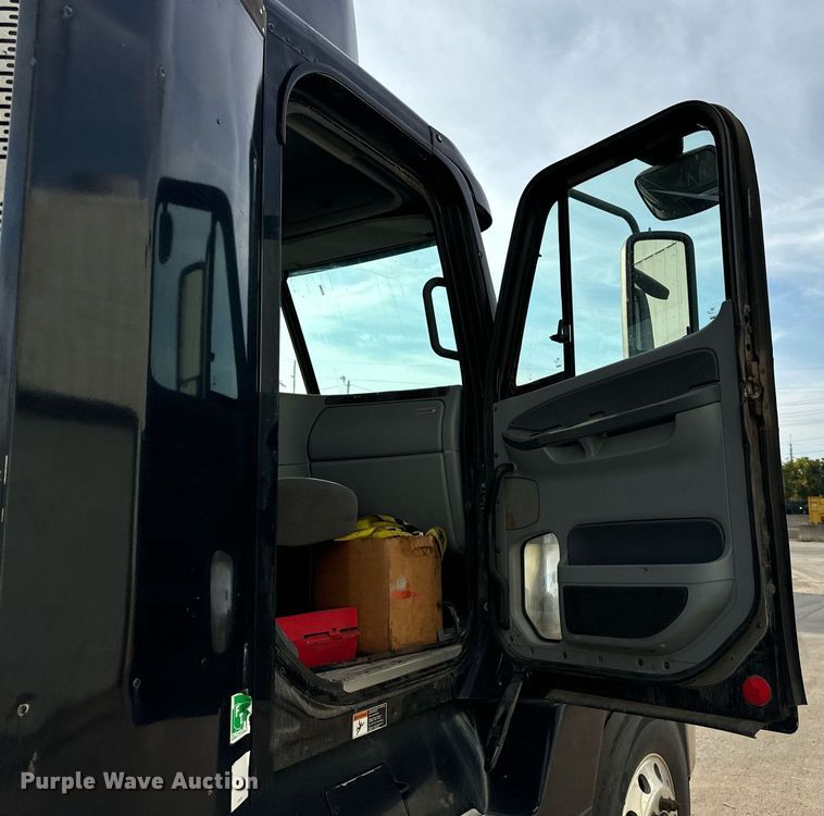 image for item OG9670 2010 Freightliner  Columbia  semi truck