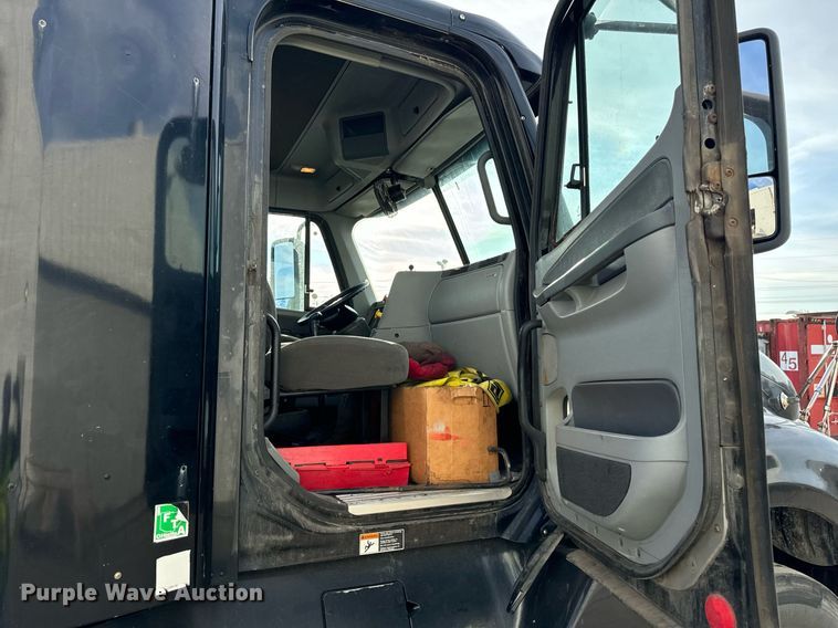 image for item OG9670 2010 Freightliner  Columbia  semi truck