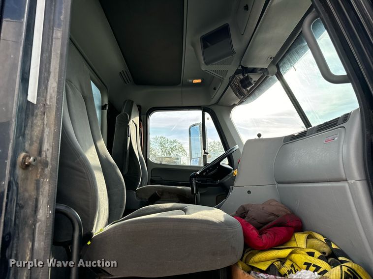 image for item OG9670 2010 Freightliner  Columbia  semi truck