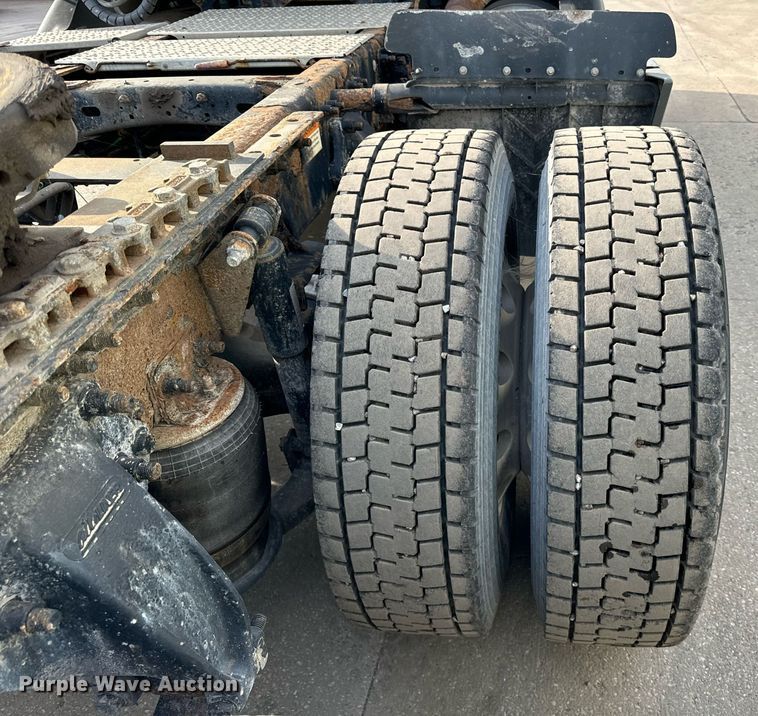 image for item OG9670 2010 Freightliner  Columbia  semi truck