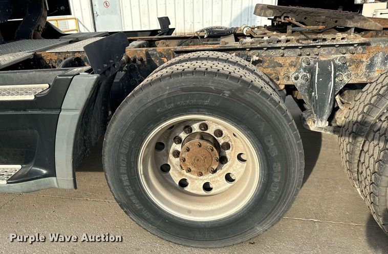 image for item OG9670 2010 Freightliner  Columbia  semi truck