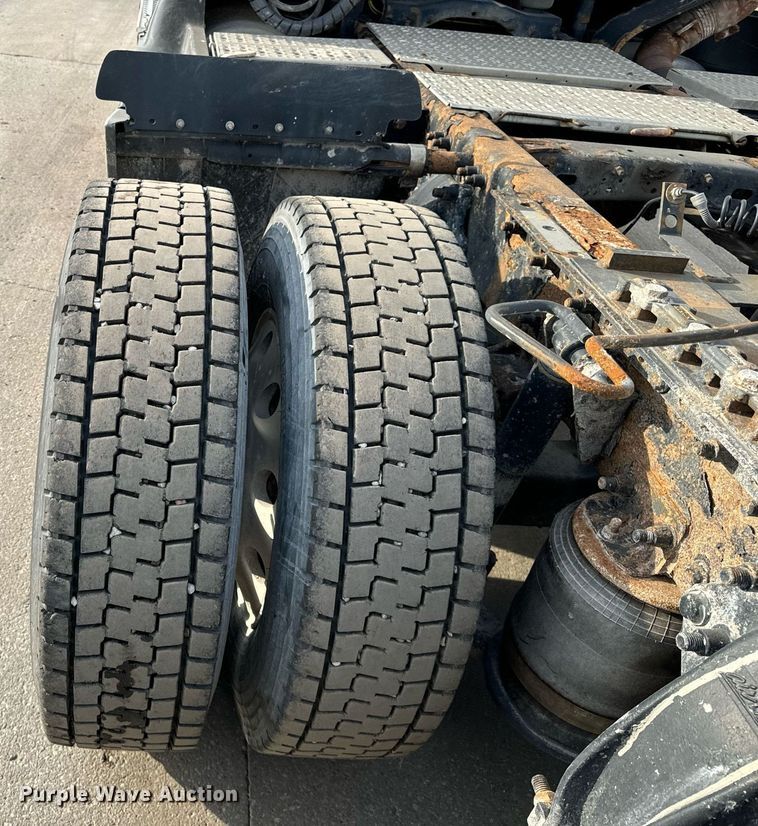 image for item OG9670 2010 Freightliner  Columbia  semi truck