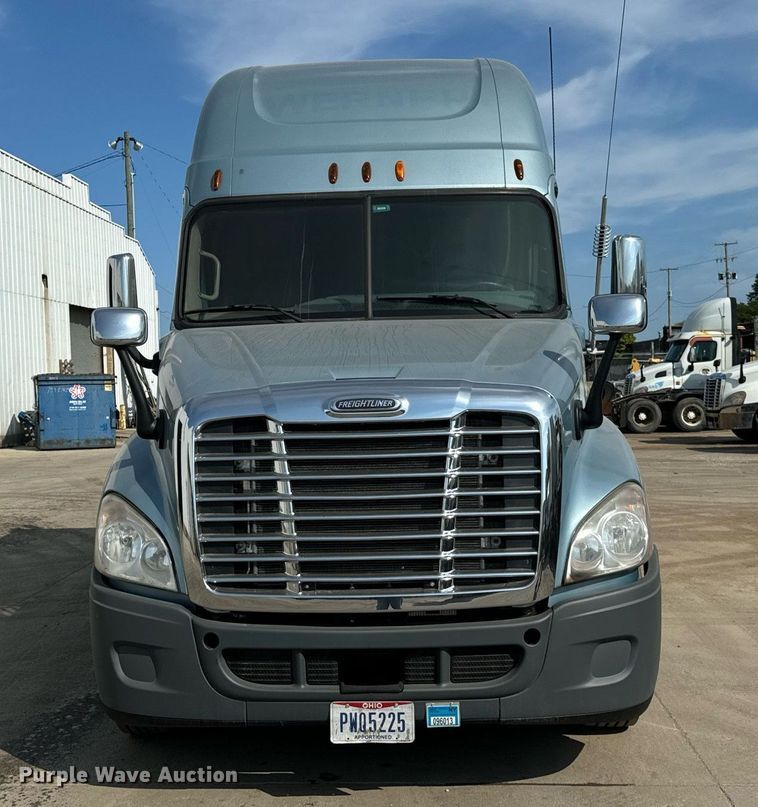 image for item OG9675 2012 Freightliner  Cascadia semi truck