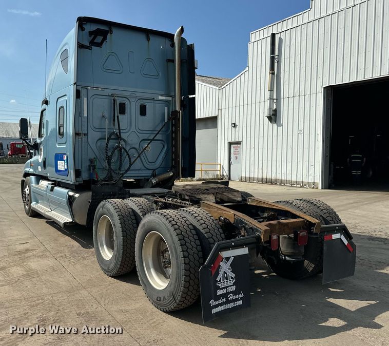 image for item OG9675 2012 Freightliner  Cascadia semi truck