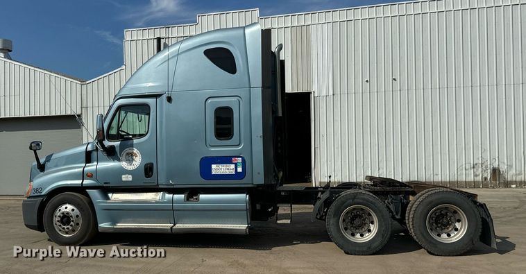 image for item OG9675 2012 Freightliner  Cascadia semi truck