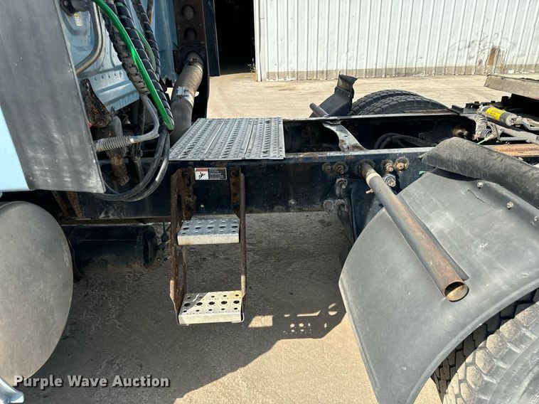 image for item OG9675 2012 Freightliner  Cascadia semi truck