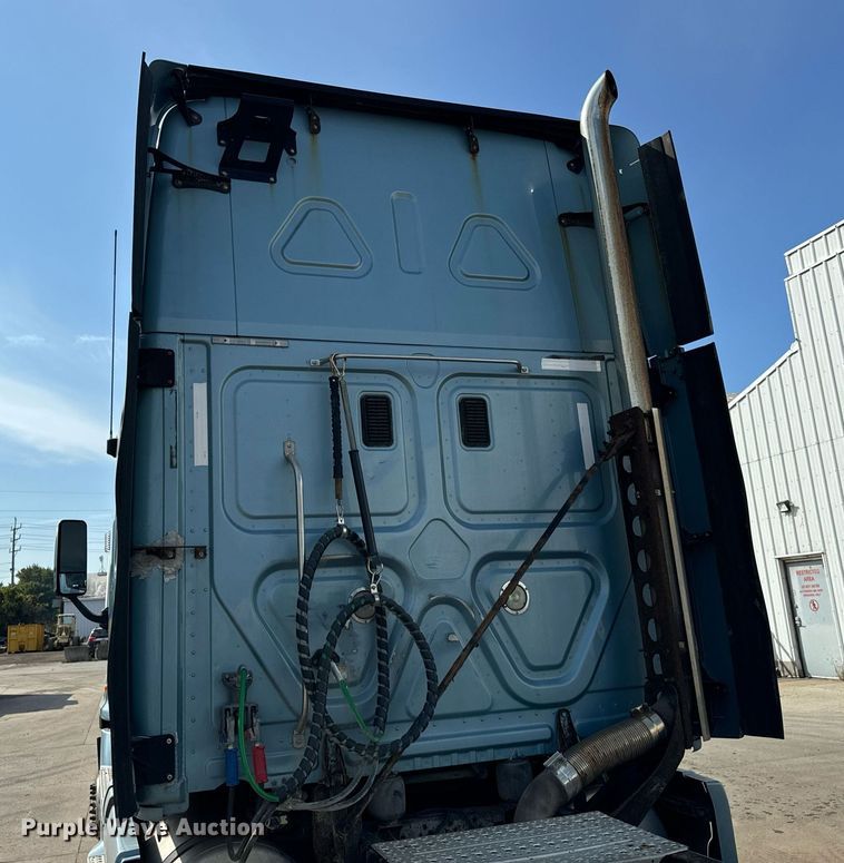 image for item OG9675 2012 Freightliner  Cascadia semi truck