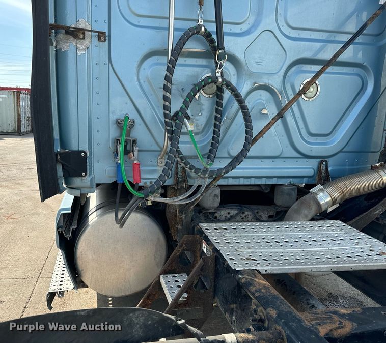 image for item OG9675 2012 Freightliner  Cascadia semi truck