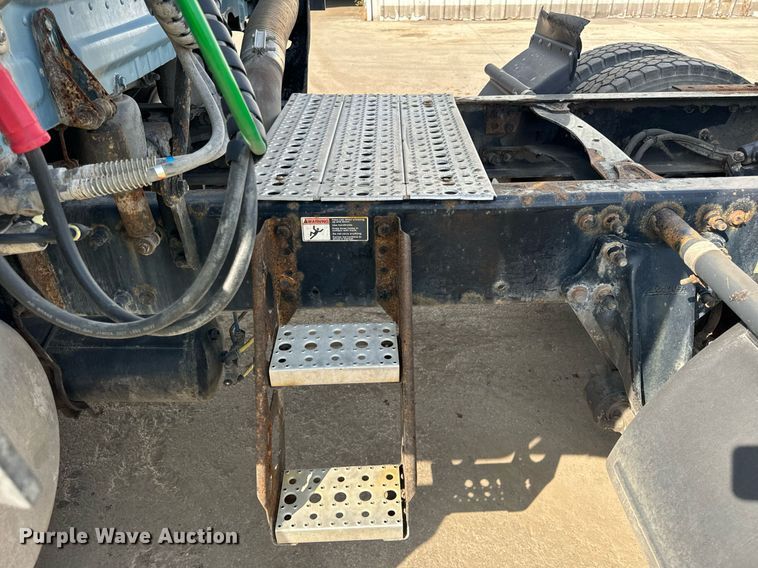 image for item OG9675 2012 Freightliner  Cascadia semi truck