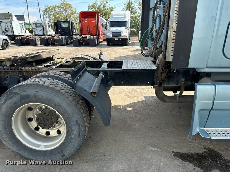 image for item OG9675 2012 Freightliner  Cascadia semi truck