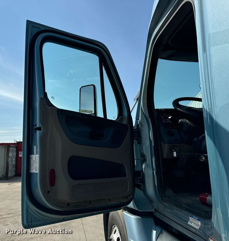 image for item OG9675 2012 Freightliner  Cascadia semi truck