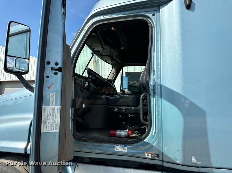 image for item OG9675 2012 Freightliner  Cascadia semi truck