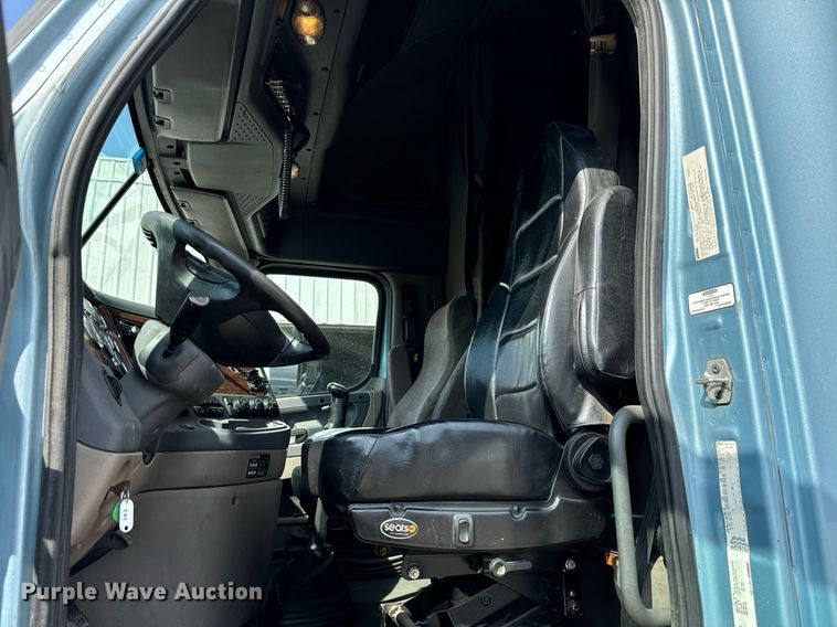 image for item OG9675 2012 Freightliner  Cascadia semi truck