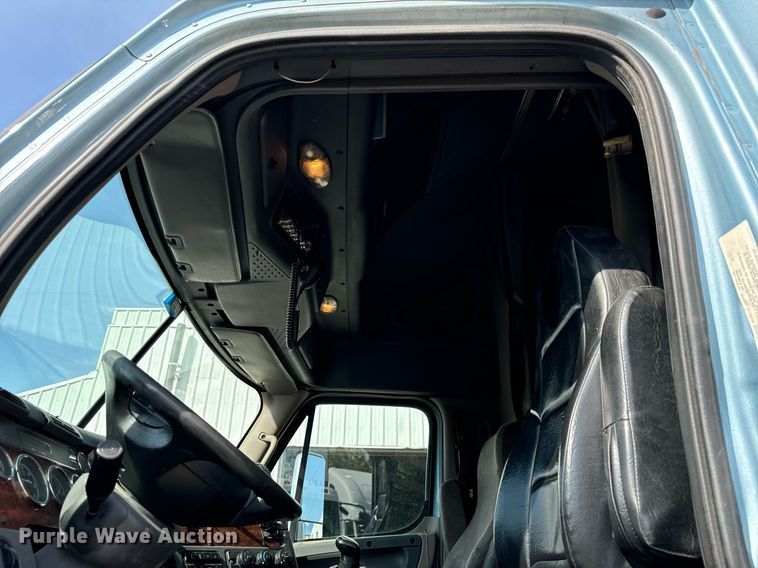 image for item OG9675 2012 Freightliner  Cascadia semi truck