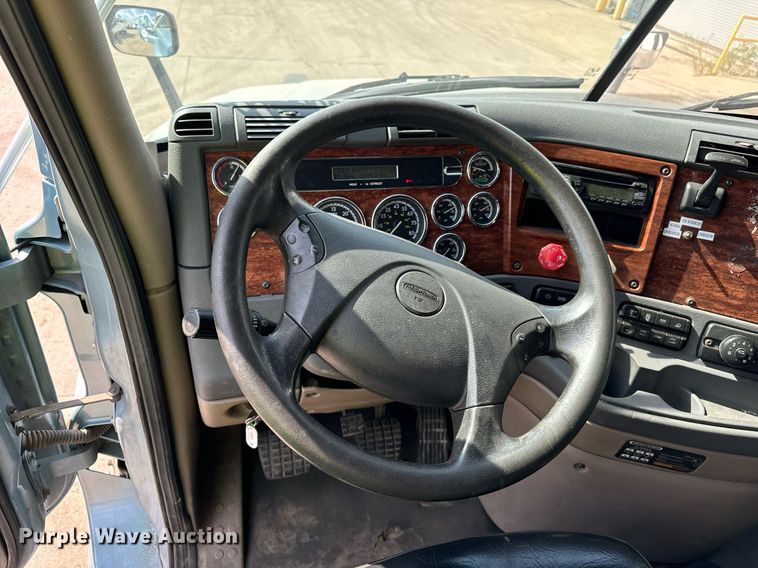 image for item OG9675 2012 Freightliner  Cascadia semi truck