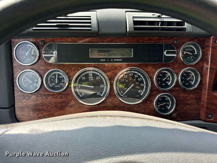 image for item OG9675 2012 Freightliner  Cascadia semi truck