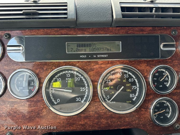 image for item OG9675 2012 Freightliner  Cascadia semi truck