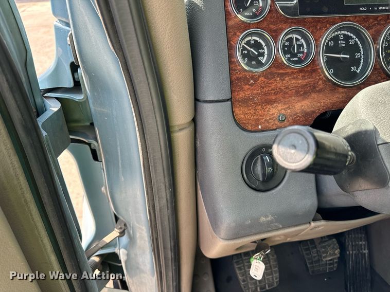 image for item OG9675 2012 Freightliner  Cascadia semi truck