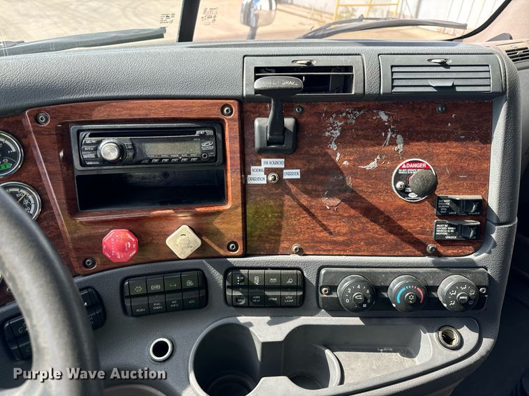 image for item OG9675 2012 Freightliner  Cascadia semi truck