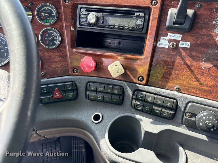 image for item OG9675 2012 Freightliner  Cascadia semi truck