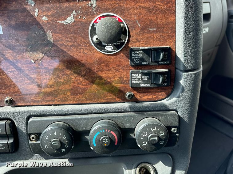 image for item OG9675 2012 Freightliner  Cascadia semi truck