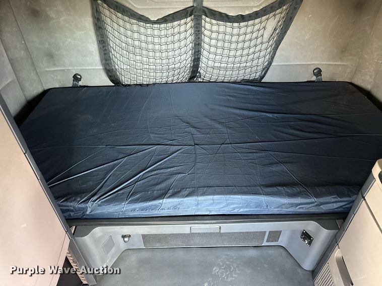 image for item OG9675 2012 Freightliner  Cascadia semi truck