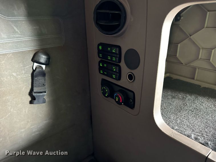 image for item OG9675 2012 Freightliner  Cascadia semi truck