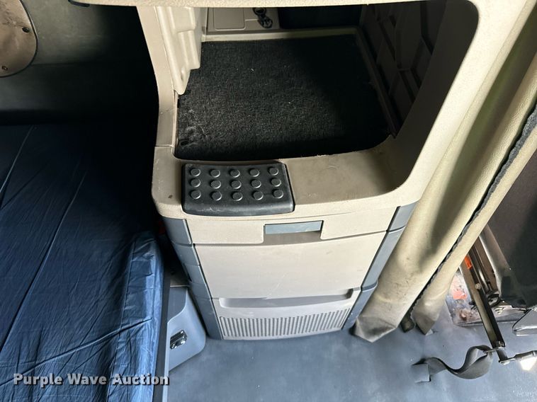 image for item OG9675 2012 Freightliner  Cascadia semi truck