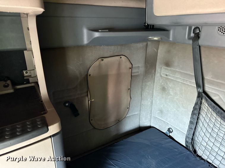 image for item OG9675 2012 Freightliner  Cascadia semi truck