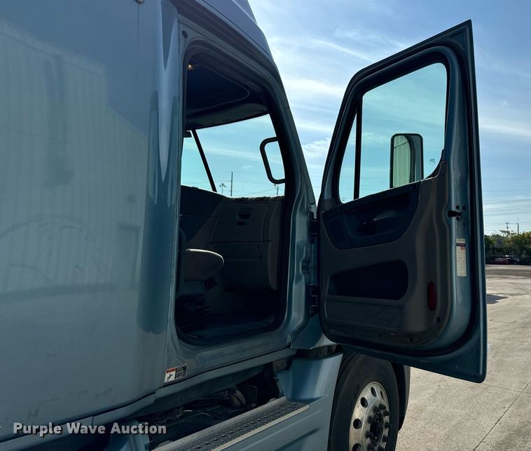 image for item OG9675 2012 Freightliner  Cascadia semi truck