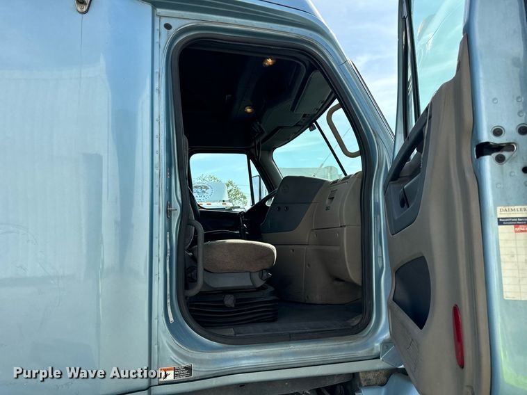 image for item OG9675 2012 Freightliner  Cascadia semi truck