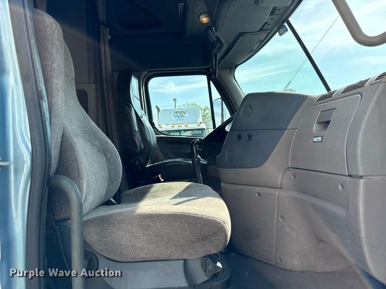 image for item OG9675 2012 Freightliner  Cascadia semi truck