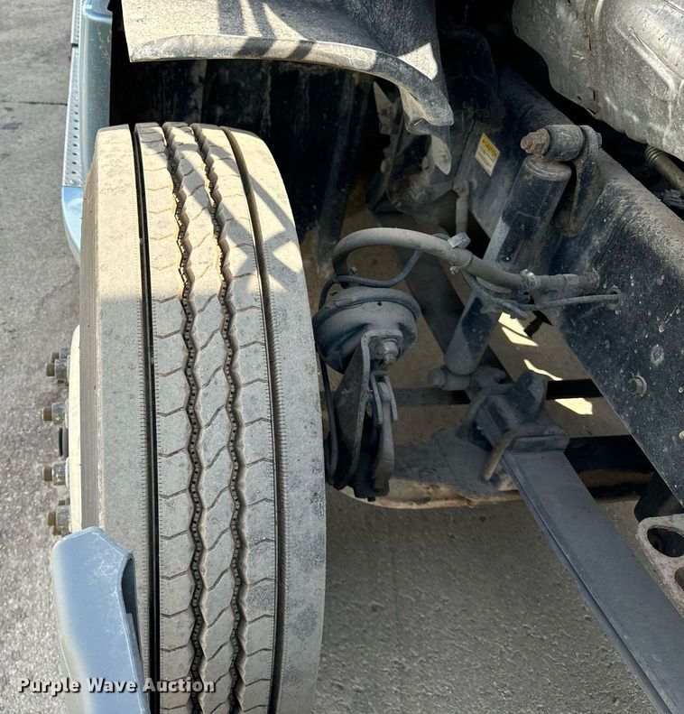 image for item OG9675 2012 Freightliner  Cascadia semi truck