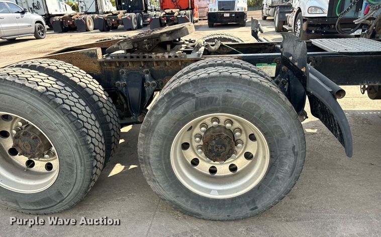 image for item OG9675 2012 Freightliner  Cascadia semi truck