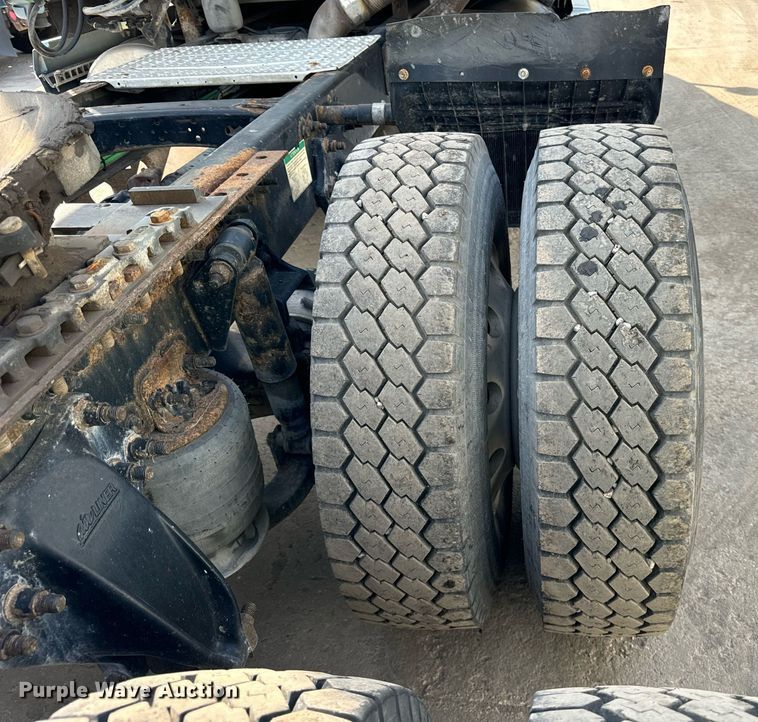 image for item OG9675 2012 Freightliner  Cascadia semi truck