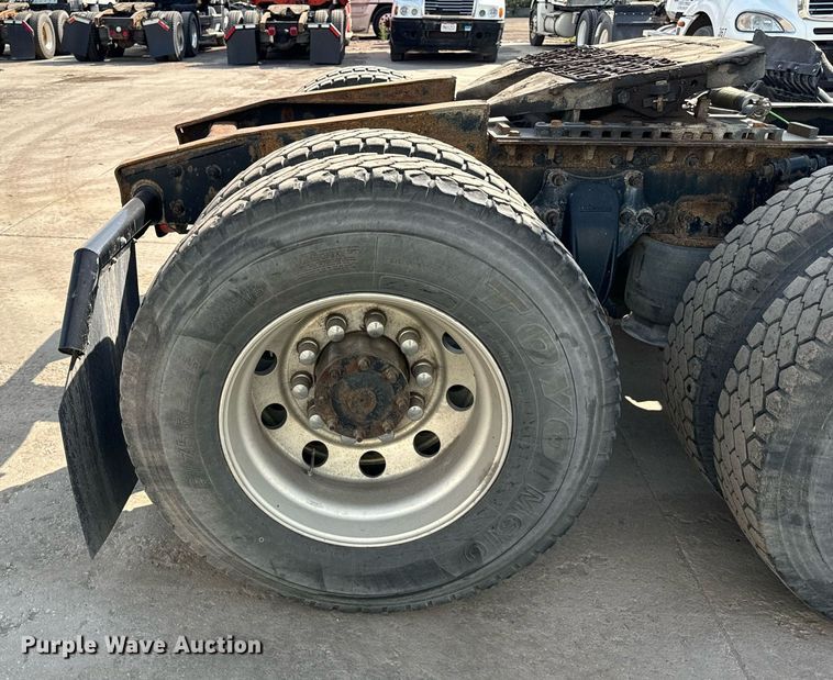 image for item OG9675 2012 Freightliner  Cascadia semi truck