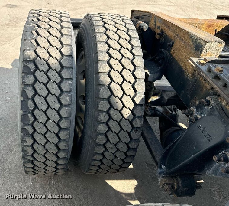 image for item OG9675 2012 Freightliner  Cascadia semi truck