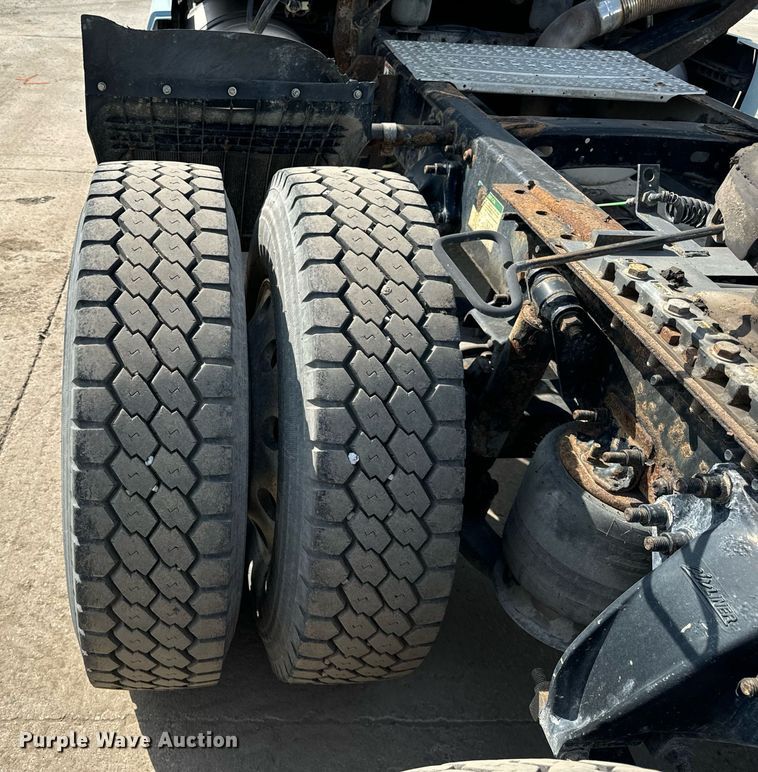 image for item OG9675 2012 Freightliner  Cascadia semi truck