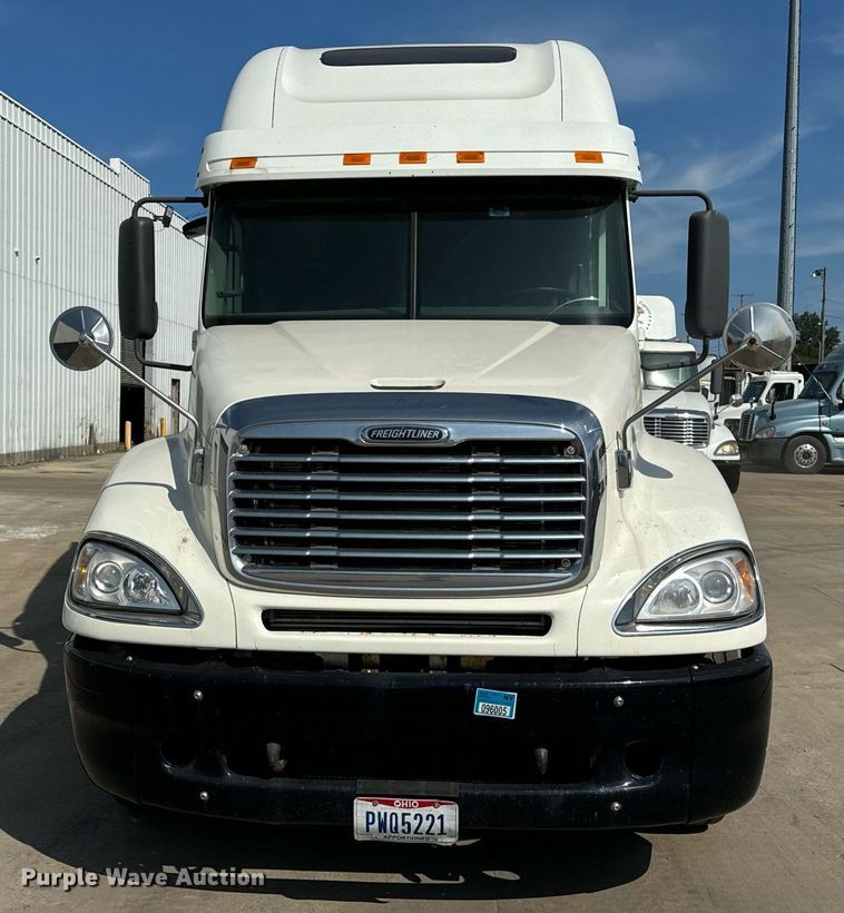 image for item OG9677 2007 Freightliner  Columbia  semi truck