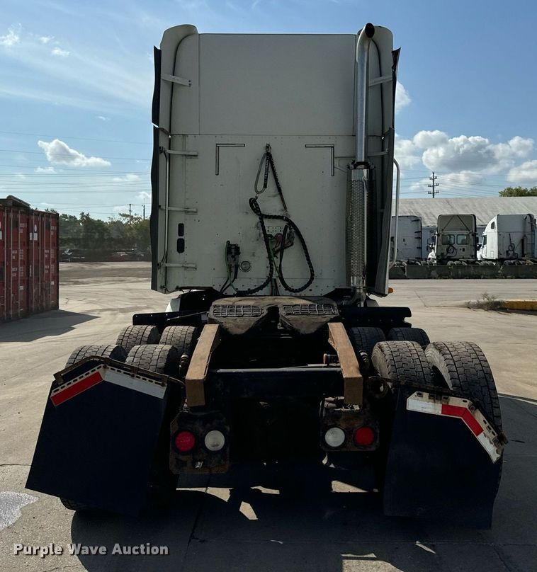 image for item OG9677 2007 Freightliner  Columbia  semi truck