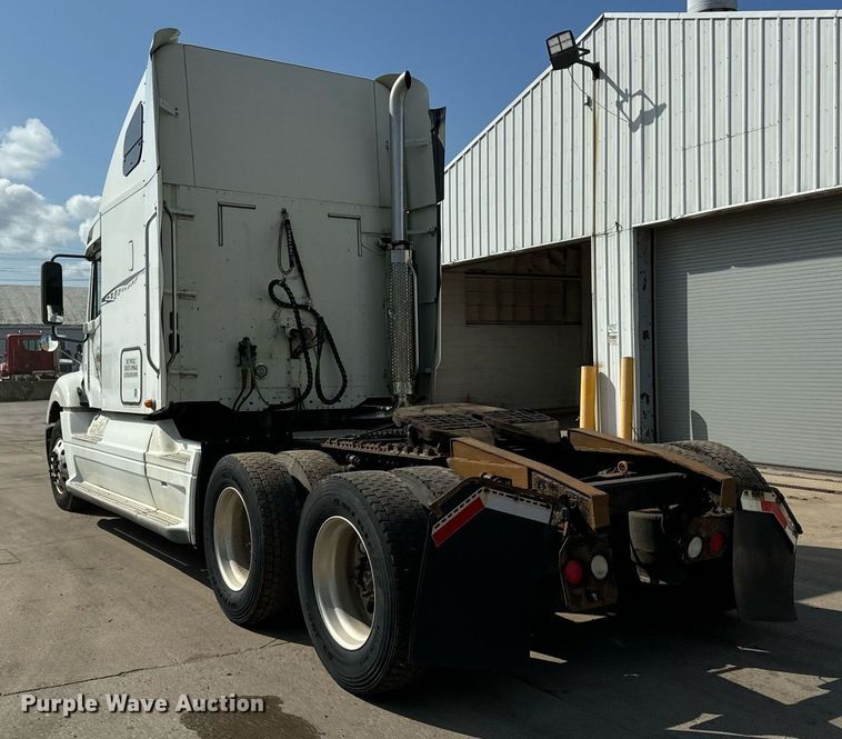 image for item OG9677 2007 Freightliner  Columbia  semi truck