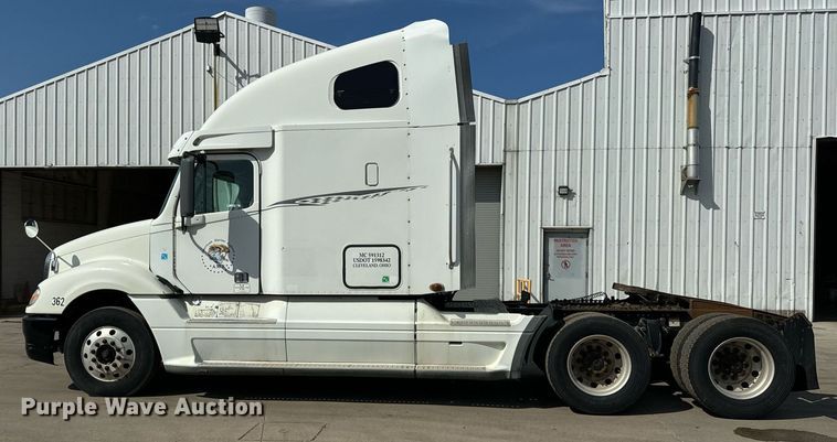 image for item OG9677 2007 Freightliner  Columbia  semi truck