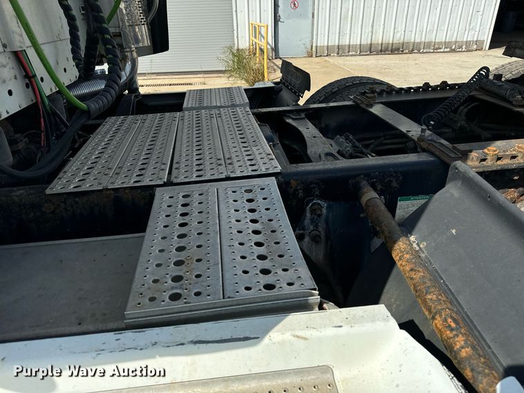 image for item OG9677 2007 Freightliner  Columbia  semi truck