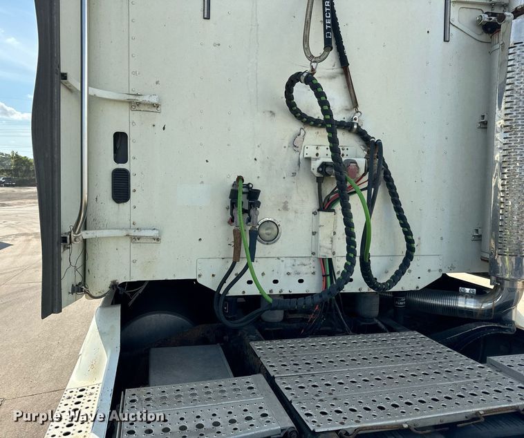 image for item OG9677 2007 Freightliner  Columbia  semi truck