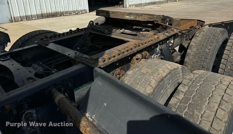 image for item OG9677 2007 Freightliner  Columbia  semi truck